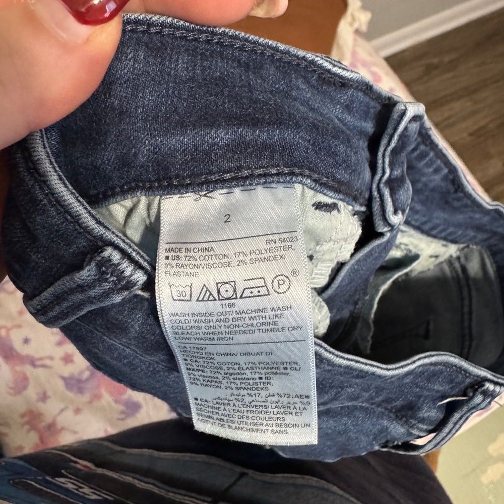 Women’s Old Navy jeans - Picture 2 of 3